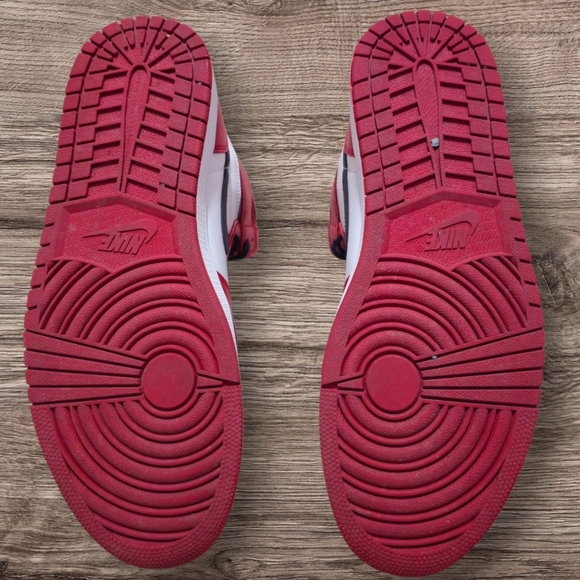 Used Air Jordan 1 Retro High OG 'Chicago' (2015) - Size 12 - 555088-101 - Picture 6 of 9